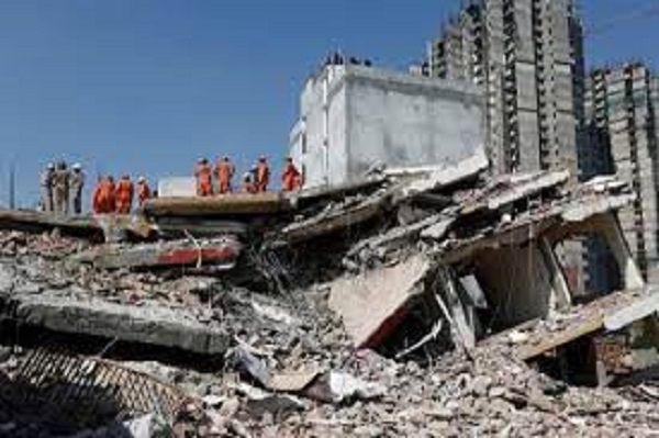 இடிந்து வீழ்ந்த இரு மாடி வீடு....... 2 பேர் படுகாயம்.. வெளியான தகவல்!