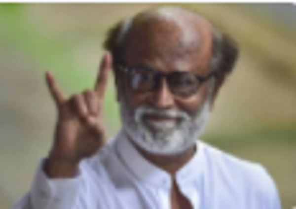 வீட்டின் முன் திரண்ட ரசிகர்கள் கூட்டத்திற்காக ரஜினி செய்த விஷயம் !