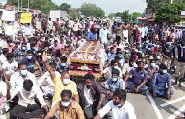 நடுவீதியில் சடலத்தை வைத்து மக்கள் பெரும் போராட்டம் - திணறிய காவல்துறை...!!