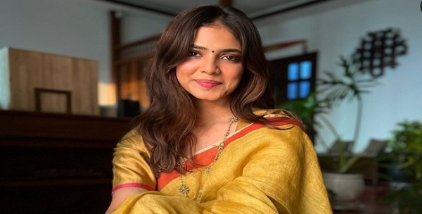 எக்குத்தப்பாக காட்டும் மாஸ்டர் பட நடிகை.! ஏங்கி தவிக்கும் ரசிகர் கூட்டம்.!