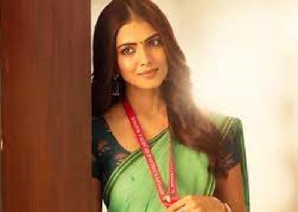 கடலில் படு கவர்ச்சியான உடையில் மாஸ்டர் பட நடிகை.!