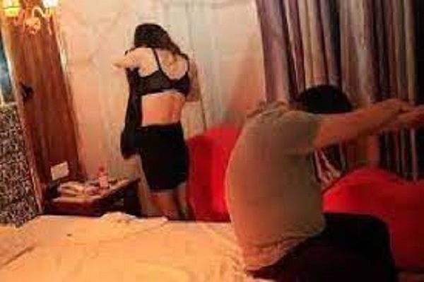 விடுதியில் யுவதிகளுடன் சிக்கிய முகாமையாளர்... வெளியான முக்கிய தகவல்!