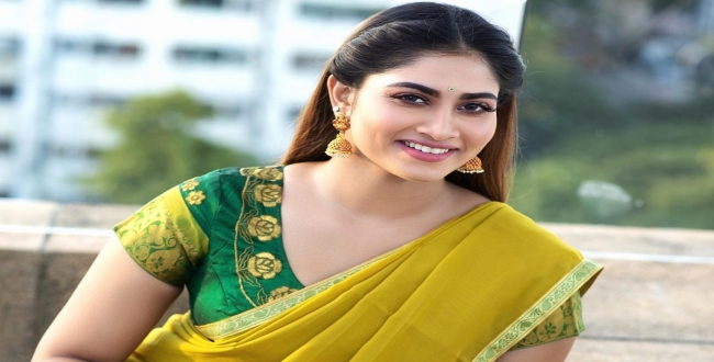 கிழிந்த பேண்ட் அணிந்து கிளுகிளுப்பாக போட்டோ வெளியிட்ட ஷிவானி.!