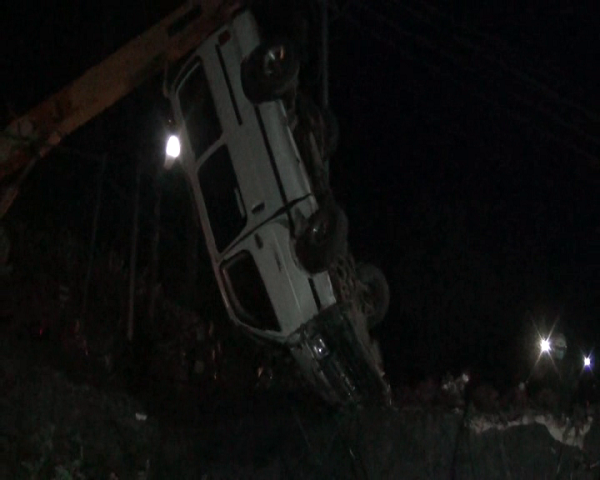 வேக கட்டுப்பாட்டை இழந்த வான் 20 அடி பள்ளத்தில் விழுந்து விபத்து!