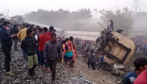 மேற்கு வங்காள ரெயில் விபத்து - 7 பேர் பலி!!