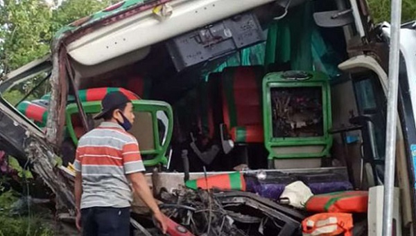 இந்தோனேஷியாவில் கட்டுப்பாட்டை இழந்த பேருந்து கவிழ்ந்து கோர விபத்து.... 13 பேர் பலி!