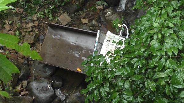 50 அடி பள்ளத்தில் குடைசாய்ந்த டிப்பர்! ஒருவர் பலி.. வெளியான தகவல்!