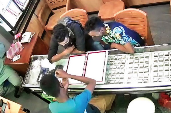 பொலிஸ் வேலைக்கு விண்ணப்பித்து விட்டு...  ஏ.டி.எம் திருட்டில் ஈடுபட்ட 2 பேர் கைது!