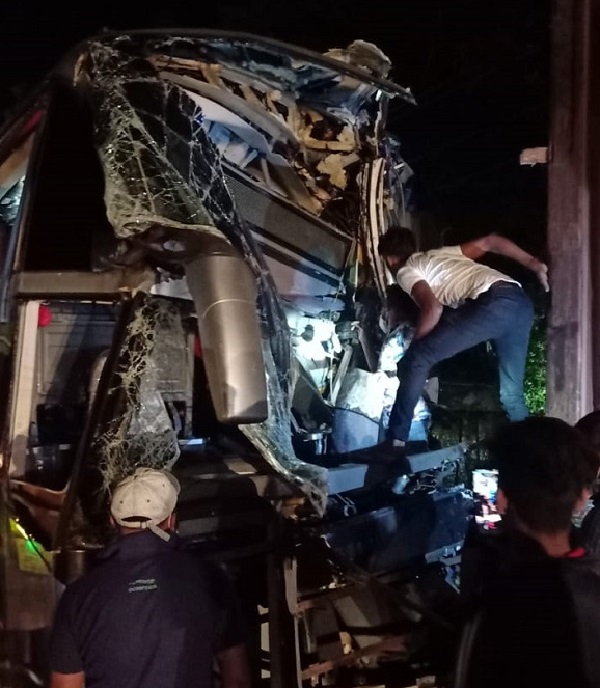 கொழும்பிலிருந்து சென்ற சொகுசு பேருந்து விபத்து! 8 பேர் படுகாயம்!