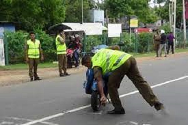 வேகக்கட்டுப்பாட்டை இழந்த பாரவூர்தியால்... இளம் பெண்ணுக்கு நேர்ந்த விபரீதம்!