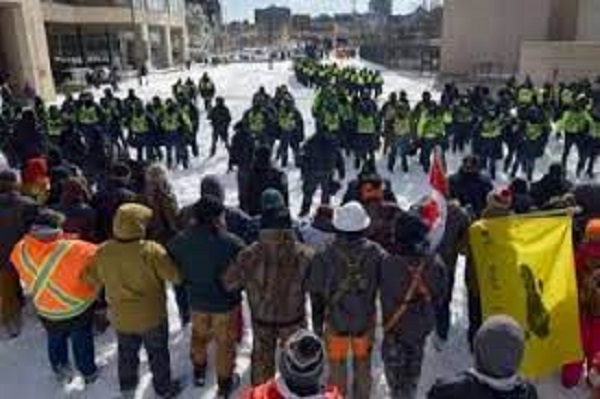 கனடாவில் காவல்துறை - பொதுமக்கள் மோதல்!