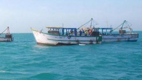 அத்துமீறி மீன்பிடியில் ஈடுபட்ட 12 இந்திய மீனவர்கள் கைது