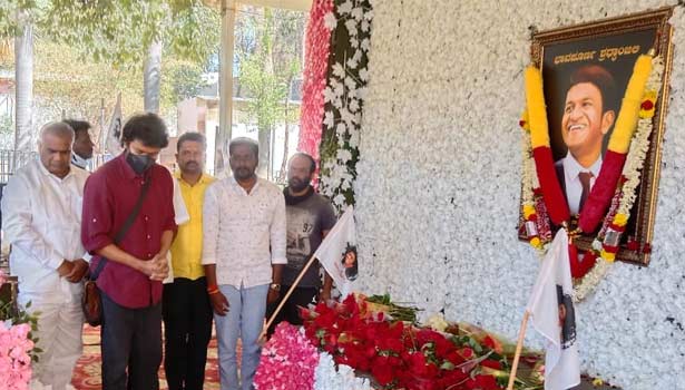 புனித் ராஜ்குமார் சமாதியில் அஞ்சலி செலுத்திய விஜய்