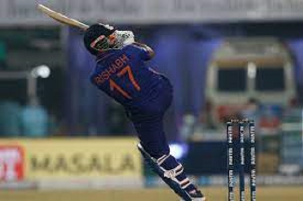 தோனி ஹெலிகாப்டர் ஷாட்டை ஒற்றை கையால் அடித்த ரிஷப் பண்ட்