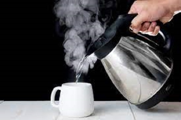 வெந்நீர் அடிக்கடி குடிப்பதால் இப்படி ஒரு பிரச்னை ஏற்படுமா?