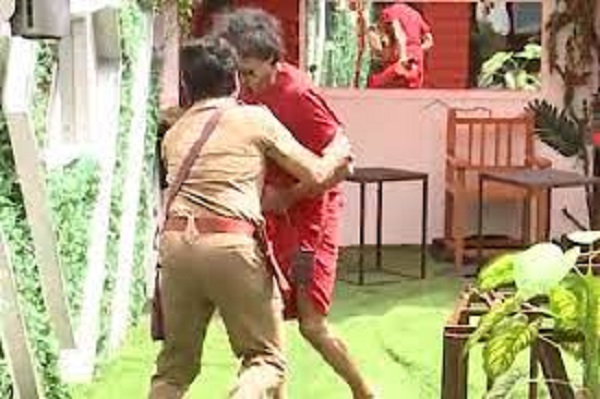 அடிதடி சண்டையாக மாறிய டாஸ்க்.. காசுக்காக இப்படியா?