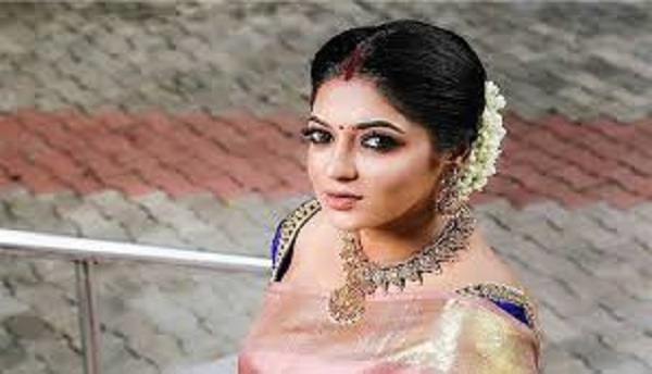 முன்னழகில் எல்லை மீறி கவர்ச்சி காட்டிய நடிகை ரேஷ்மா..