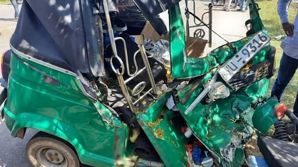 கனரக வாகனத்துடன் மோதுண்ட முச்சக்கர வண்டி... வெளியான தகவல்!