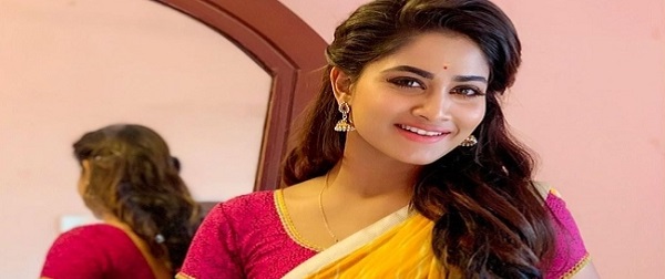 உதட்டை கடித்துக்கொண்டு போஸ் .. உசுப்பேற்றும் ஷிவானி.!