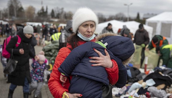 உக்ரைன்-ரஷியா போர் எதிரொலி: 5 லட்சம் பேர் அகதிகளாக அண்டை நாடுகளில் தஞ்சம்... வெளியான தகவல்