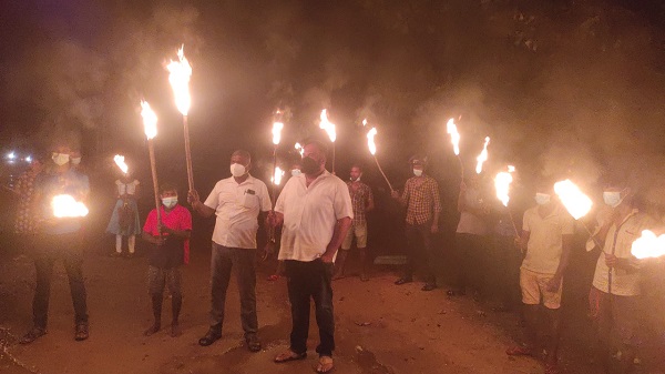 நாட்டில் காணப்படும் மின்சார தடை ,எரிபொருள் தட்டுப்பாட்டினை கண்டித்து தீப்பந்த கவனயீர்ப்பு  போராட்டம்!