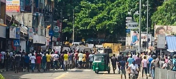 தங்காலையில் உள்ள பிரதமர் மஹிந்தவின் வீட்டினை மீண்டும் முற்றுகையிட்டு போராட்டம்..!!!