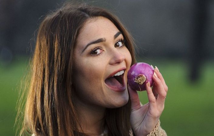 4 சின்ன வெங்காயத்தை இப்படி சாப்பிட்டா தொப்பை கட கடனு குறையும்!