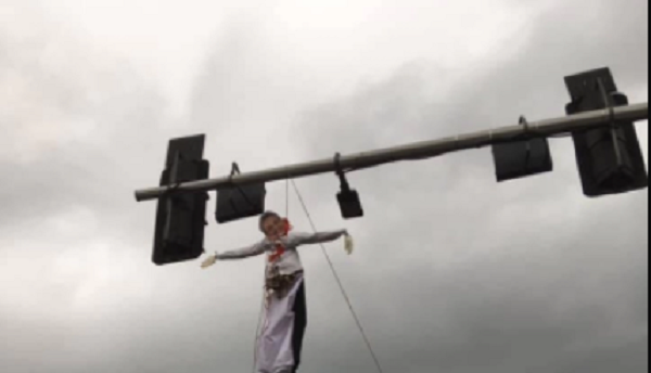 நாட்டில் ஏற்பட்டுள்ள பொருளாதார நெருக்கடி..வீதியில் தொங்கவிடப்பட்ட கோட்டாபயவின் உருவ பொம்மை!