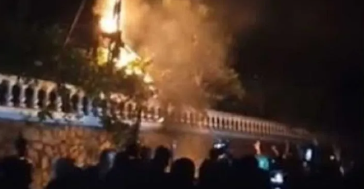 ஆளும் தரப்பின் முக்கியஸ்தர்களான ரொஷான் ரணசிங்க, கெஹெலிய, காமினி லொக்குகேவின் வீடுகளை முற்றுகையிட்டவர்கள் மீது கண்ணீர் புகை பிரயோகம்!