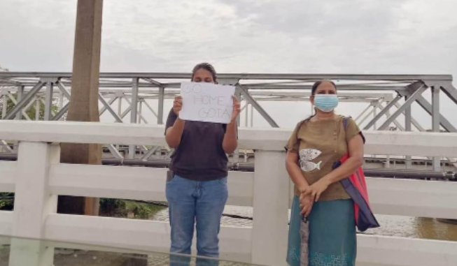 அரசுக்கு எதிராக தாயும் மகளும் தனித்து போராட்டம்