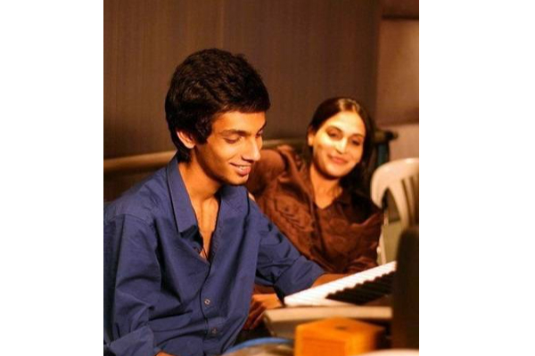 இசையமைப்பாளருடன் ஊர் சுற்றும் ஐஸ்வர்யா -கோபத்தில் தனுஷ்!