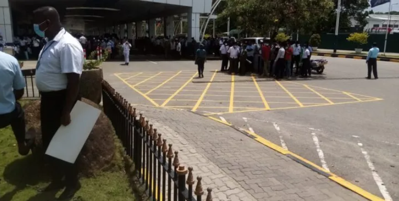 கட்டுநாயக்க விமான நிலைய ஊழியர்கள் இன்று காலை முதல் வேலை நிறுத்த போராட்டம் !