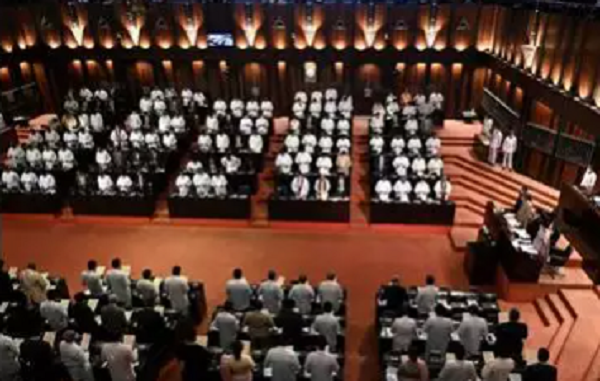 பதவி விலகிய அமைச்சர்கள் தமது உத்தியோகபூர்வ வாகனங்களை மீள ஒப்படைக்கவில்லை..!!