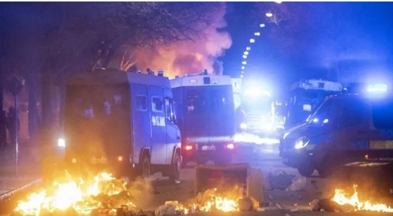 சுவீடனில் நான்காவது நாளாக தொடரும் மோதல்கள்!