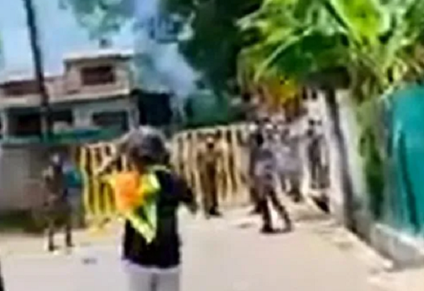 முன்னாள் அமைச்சர் ரோஹித அபேகுணவர்தனவின்  கட்சி அலுவலகத்தினையும் முற்றுகையிட முயற்சி – பொலிஸார் கண்ணீர்புகை பிரயோகம்!