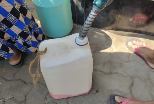 எரிபொருளை பெற்றுக்கொள்வதற்காக பல்வேறு பகுதியிலிருந்தும் மக்கள் வருகை