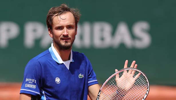 பிரெஞ்சு ஓபன் டென்னிஸ் : முன்னணி வீரர்கள் மெட்வெடேவ், சிட்சிபாஸ் தோல்வி