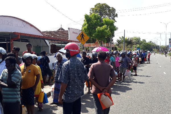 மண்ணெண்ணெய்க்காக நீண்ட வரிசையில் காத்திருந்த பொதுமக்கள்