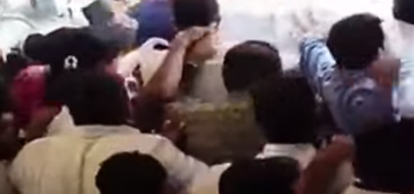 அலரி மாளிகையில் பதற்றம் – ஊடகவியலாளர் மீதும் தாக்குதல்!