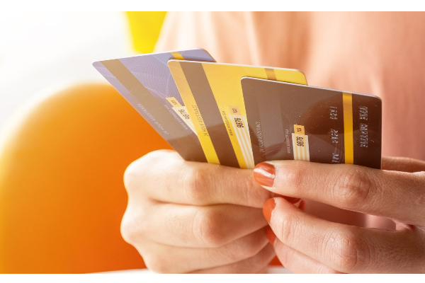 அதிகரித்து வரும் பணவீக்கம் காரணமாக இலங்கையில் கடன் அட்டை நிலுவைத் தொகை 138 பில்லியனாக அதிகரிப்பு..!!