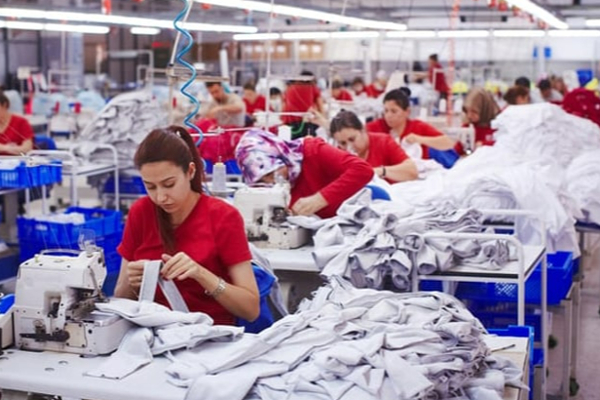 இலங்கையில் இருந்து ஆடைத் தொழிற்சாலைகளை வெளியேற்ற முயற்சி