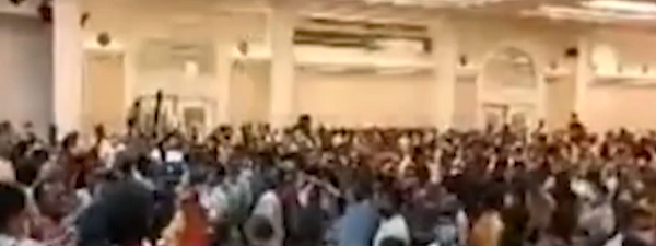 பிரதமர் பதவியில் இருந்து இராஜினாமா செய்ய வேண்டாம் – அலரி மாளிகைக்கு முன்பாக மஹிந்த ஆதரவாளர்கள்!