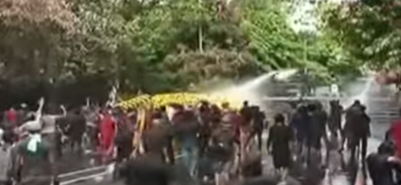 போராட்டக்காரர்கள் மீது பொலிஸார் கண்ணீர் புகை பிரயோகம்