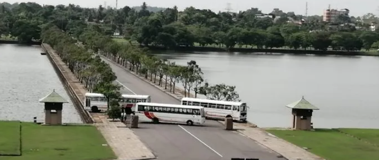 நாடாளுமன்ற வளாகத்திற்கு செல்லும் நுழைவாயிலில்  பேருந்துகள் நிறுத்தம்..!!