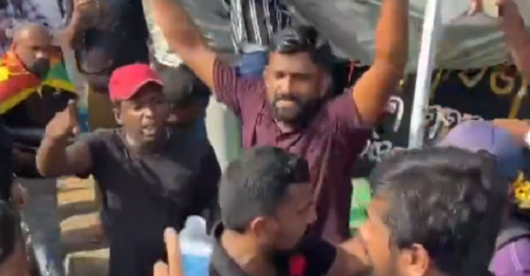 அலரிமாளிகைக்கு முன்பாக அமைக்கப்பட்ட அனைத்து கொட்டகைகளும் அகற்றம் !!