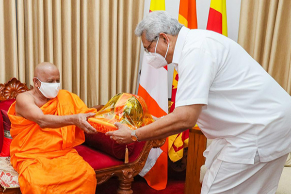 ஜனாதிபதியின் நிறைவேற்று அதிகாரத்தை முற்றாக ஒழிக்கும் திருத்தச்சட்டங்கள் நிறைவேற்றப்படக்கூடாது...!!மகாநாயக்கர்கள்