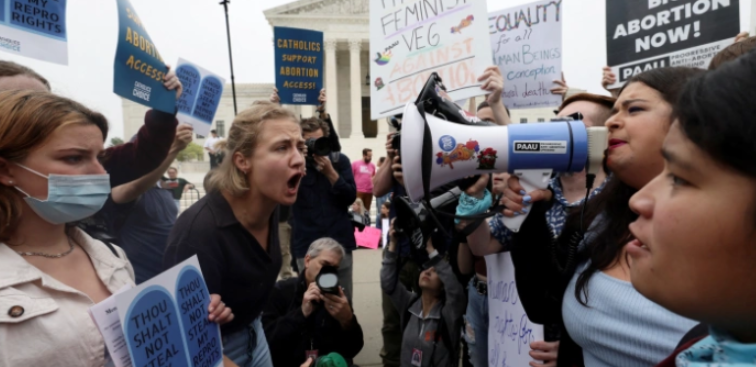 கருக்கலைப்பு திரும்பப் பெறுவதற்கான சாத்தியம் – அமெரிக்கர்கள் போராட்டம்