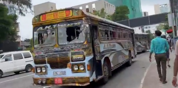 மஹிந்த ஆதரவாளர்கள் மீதும் அவர்களை ஏற்றிவந்த பேருந்துகள் மீதும் சரமாரி தாக்குதல் !