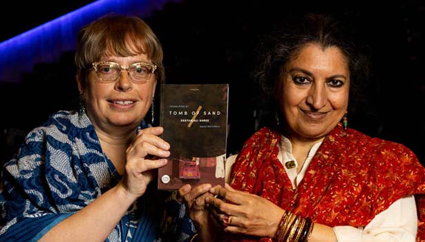 சர்வதேச புக்கர் பரிசை வென்ற முதல் இந்திய மொழி எழுத்தாளர்