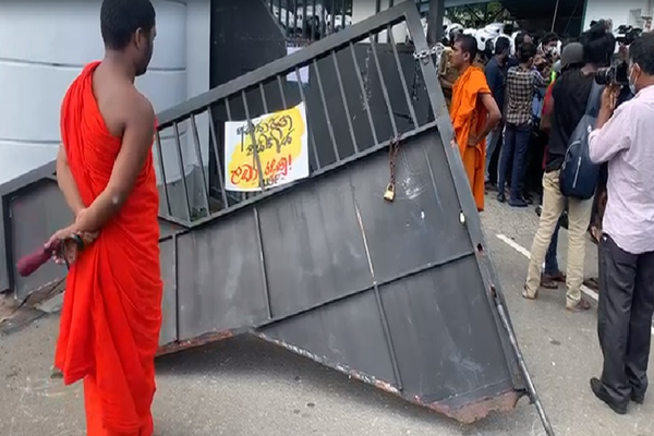 இராணுவ வீரர் மற்றும் பொலிஸ் உத்தியோகஸ்தர் மீது தாக்குதல்